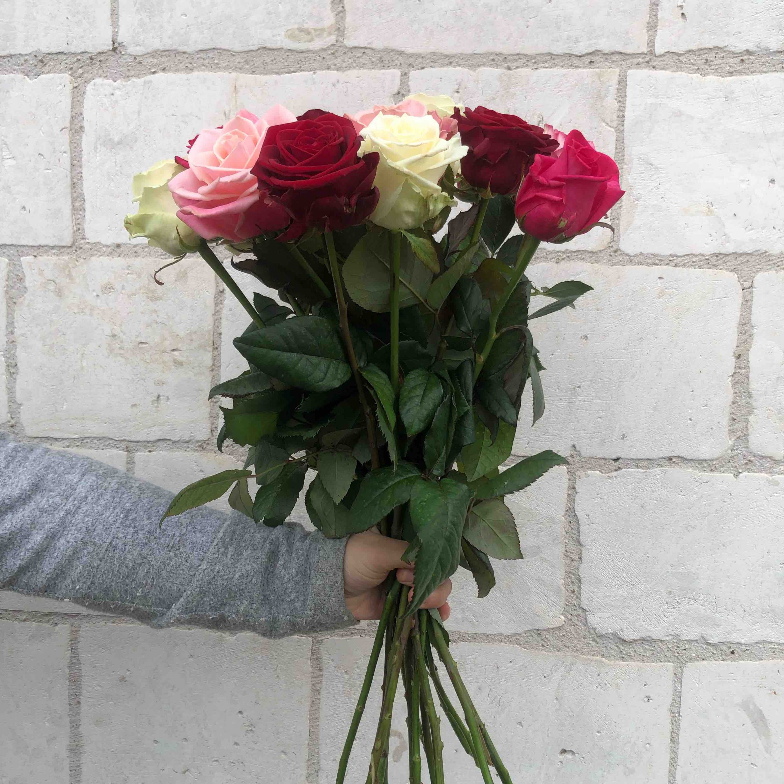 Bouquet de roses variés rose, rouge, blanc, orangé - Au Panier Fleuri